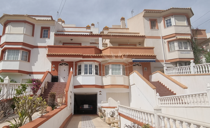 Sale - Town house on 2 levels  - Orihuela costa - Villamartin