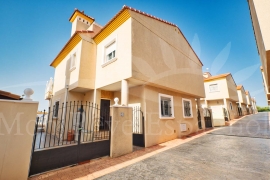 Sale - Semi-detached Villa - Pinar de Campoverde