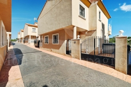 Sale - Semi-detached Villa - Pinar de Campoverde